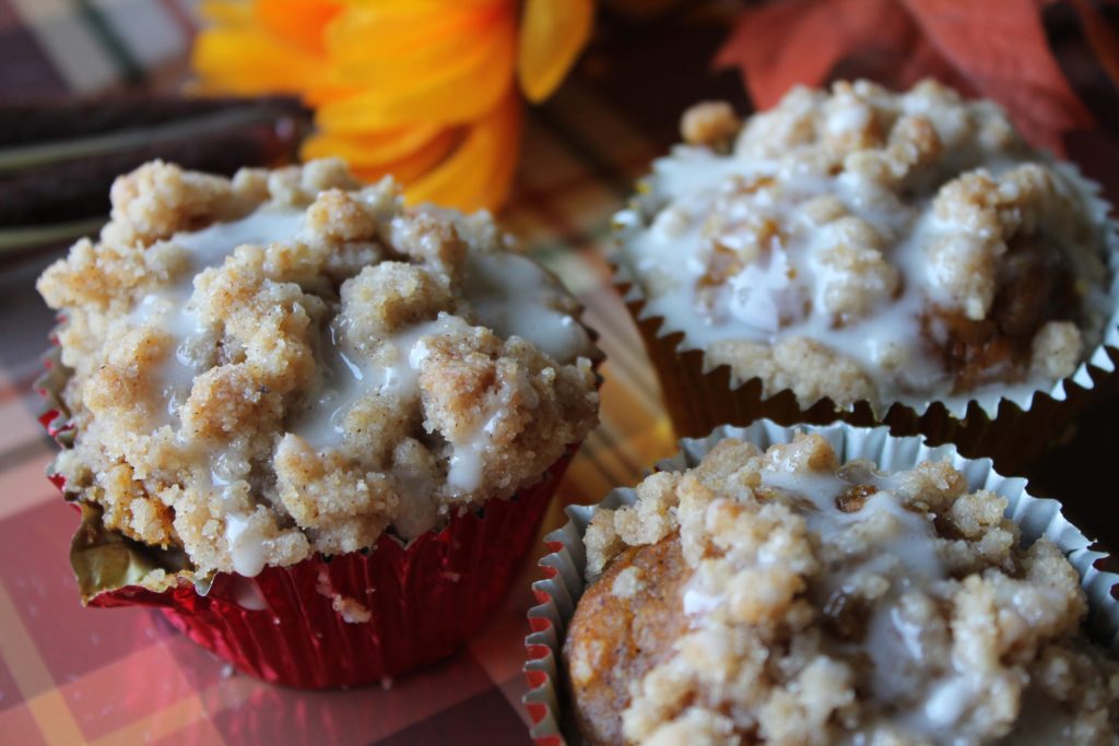 Pumpkin Crumb Cake Muffins The Gingham Apron
