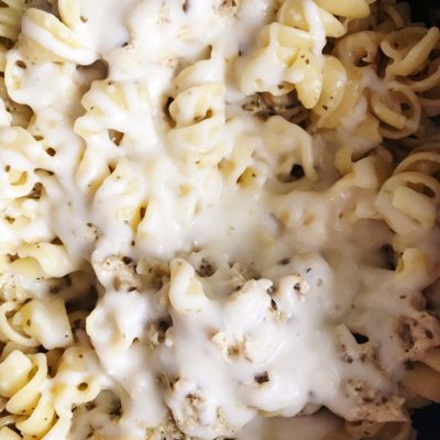 Crockpot Pesto Mozzarella Chicken Pasta