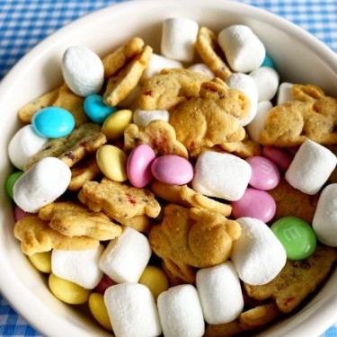 Easy Spring (Easter) Snack Mix